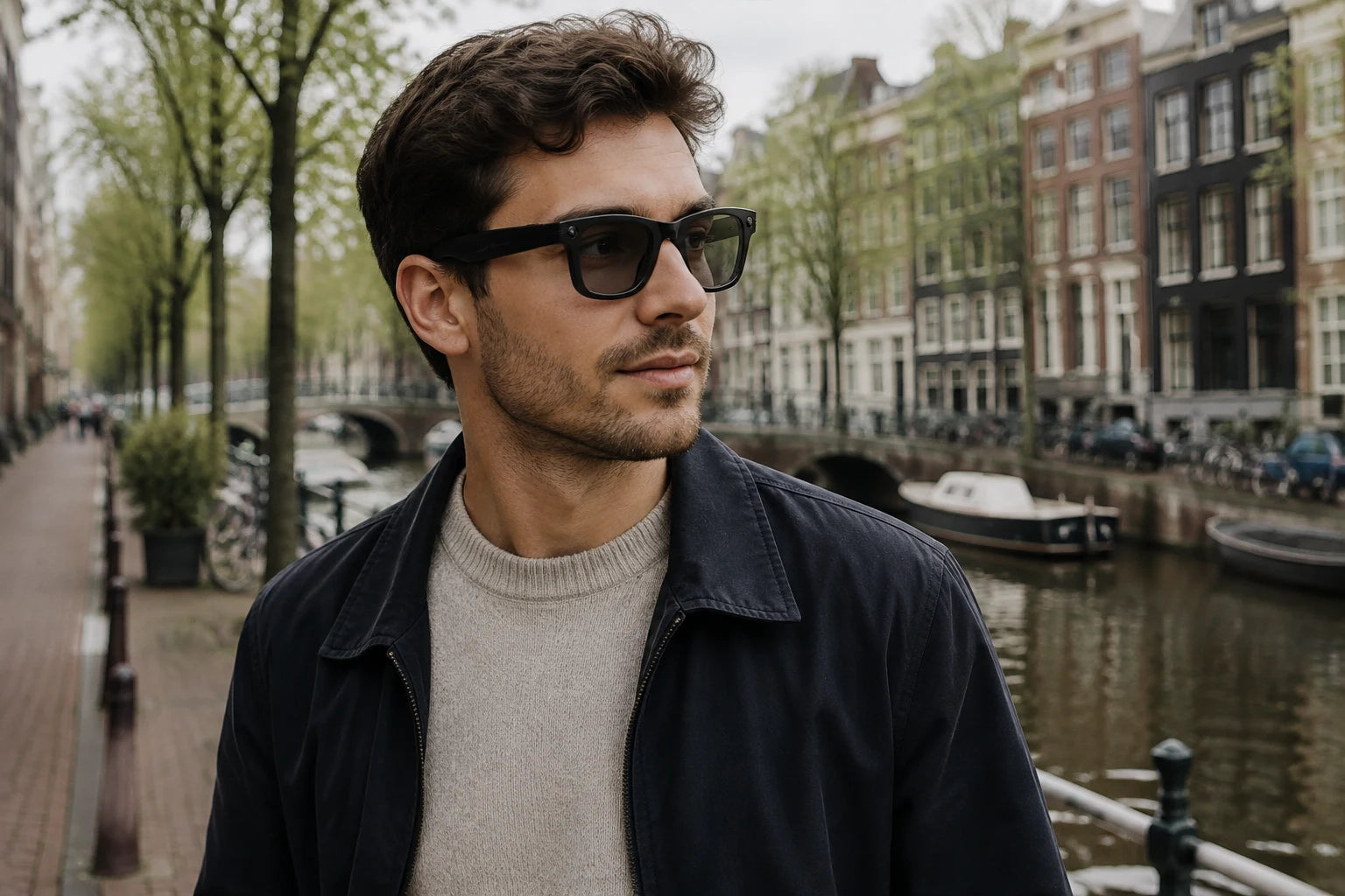 Man draagt de zwarte Norevi One camerabril tijdens een wandeling langs een Nederlandse gracht